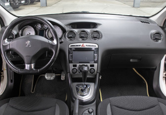 Подержанный автомобиль Peugeot 408 2016 года (13 фото)