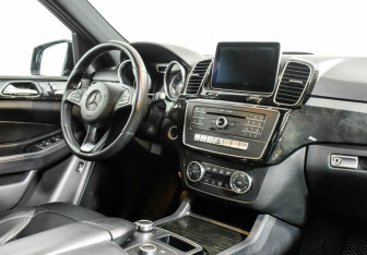 Подержанный автомобиль Mercedes-Benz GLE 2015 года (15 фото)