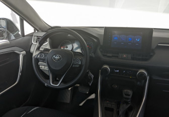 Подержанный автомобиль Toyota RAV4 2021 года (11 фото)