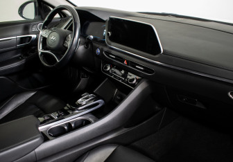 Подержанный автомобиль Hyundai Sonata 2020 года (10 фото)