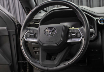 Подержанный автомобиль Toyota Land Cruiser Suv 2022 года (15 фото)