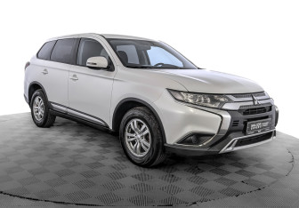 Подержанный автомобиль Mitsubishi Outlander 2018 года (3 фото)