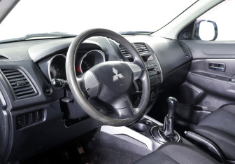 Подержанный автомобиль Mitsubishi ASX 2010 года (14 фото)