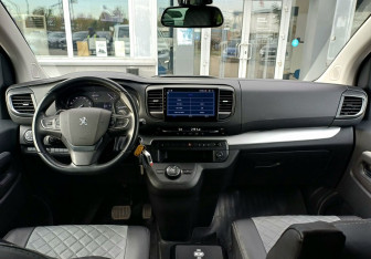 Подержанный автомобиль Peugeot Traveller 2019 года (11 фото)