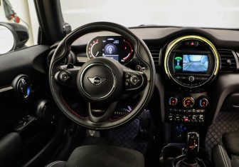 Подержанный автомобиль MINI Hatch 2021 года (14 фото)