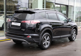 Подержанный автомобиль Toyota RAV4 2018 года (5 фото)