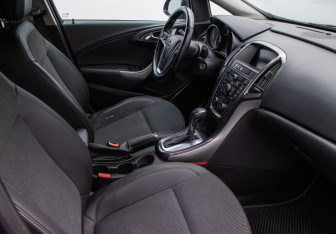 Подержанный автомобиль Opel Astra Hatchback 2011 года (9 фото)