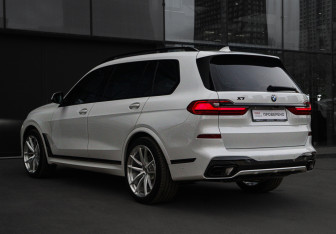 Подержанный автомобиль BMW X7 2019 года (7 фото)