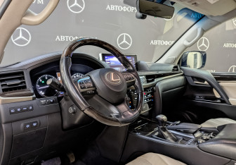 Подержанный автомобиль Lexus LX 2015 года (15 фото)