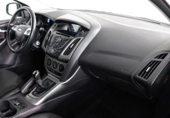 Подержанный автомобиль Ford Focus Hatchback 2015 года (5 фото)