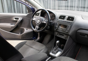 Подержанный автомобиль Volkswagen Polo Sedan 2013 года (11 фото)