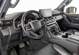 Подержанный автомобиль Toyota Land Cruiser Suv 2021 года (16 фото)