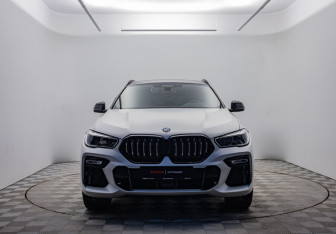 Подержанный автомобиль BMW X6 2021 года (2 фото)