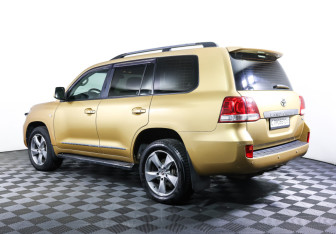 Подержанный автомобиль Toyota Land Cruiser Suv 2008 года (7 фото)