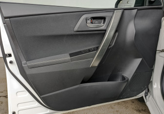 Подержанный автомобиль Toyota Auris Hatchback 2013 года (19 фото)