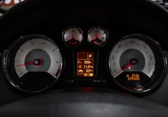 Подержанный автомобиль Peugeot 408 2012 года (12 фото)