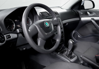 Подержанный автомобиль Skoda Octavia Liftback 2012 года (14 фото)