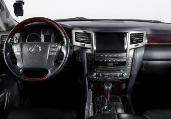 Подержанный автомобиль Lexus LX 2010 года (12 фото)