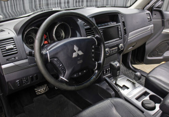 Подержанный автомобиль Mitsubishi Pajero 2012 года (15 фото)