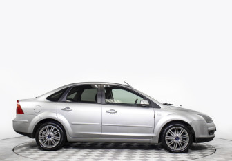 Подержанный автомобиль Ford Focus Sedan 2007 года (6 фото)