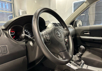 Подержанный автомобиль Suzuki Grand Vitara 2009 года (12 фото)