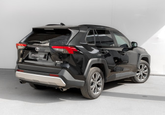 Подержанный автомобиль Toyota RAV4 2024 года (5 фото)