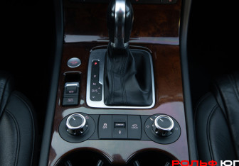 Подержанный автомобиль Volkswagen Touareg 2013 года (18 фото)