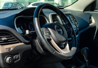 Подержанный автомобиль Jeep Cherokee 2014 года (13 фото)