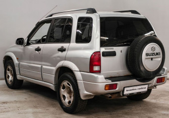 Подержанный автомобиль Suzuki Grand Vitara 2003 года (7 фото)