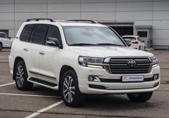 Подержанный автомобиль Toyota Land Cruiser Suv 2017 года (4 фото)