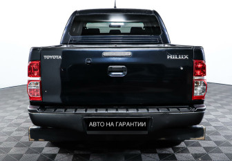 Подержанный автомобиль Toyota Hilux 2013 года (4 фото)