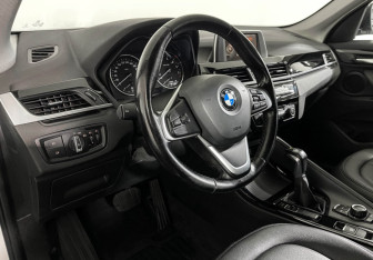 Подержанный автомобиль BMW X1 2016 года (12 фото)