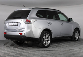 Подержанный автомобиль Mitsubishi Outlander 2013 года (5 фото)