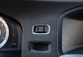 Подержанный автомобиль Volvo V60 2011 года (17 фото)