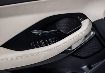 Подержанный автомобиль Jaguar E-Pace 2018 года (17 фото)