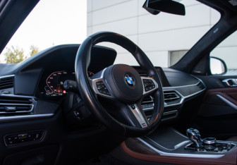 Подержанный автомобиль BMW X7 2021 года (9 фото)