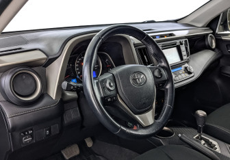 Подержанный автомобиль Toyota RAV4 2014 года (15 фото)