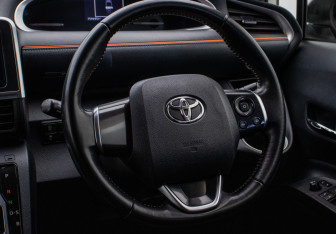 Подержанный автомобиль Toyota Sienta 2017 года (15 фото)