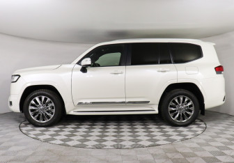 Подержанный автомобиль Toyota Land Cruiser Suv 2022 года (8 фото)