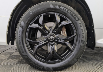 Подержанный автомобиль Toyota Land Cruiser Suv 2016 года (12 фото)