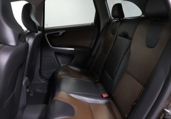 Подержанный автомобиль Volvo XC60 2015 года (10 фото)