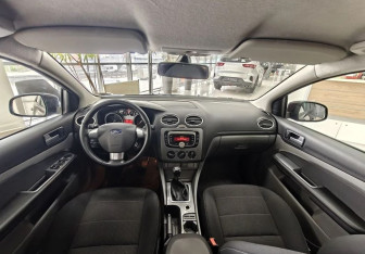 Подержанный автомобиль Ford Focus Hatchback 2010 года (9 фото)