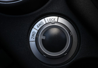 Подержанный автомобиль Citroen C-Crosser 2011 года (18 фото)
