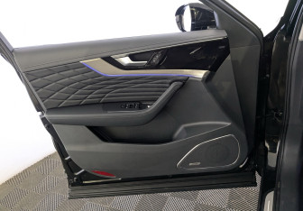 Подержанный автомобиль Hongqi HS5 2024 года (20 фото)