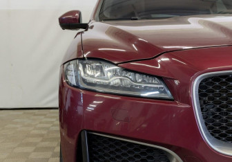 Подержанный автомобиль Jaguar F-Pace 2016 года (16 фото)