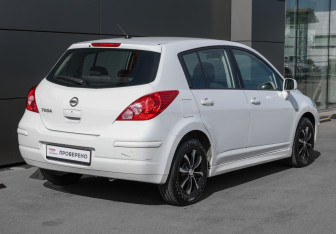 Подержанный автомобиль Nissan Tiida Hatchback 2012 года (5 фото)