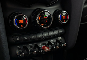 Подержанный автомобиль MINI Hatch 2019 года (15 фото)