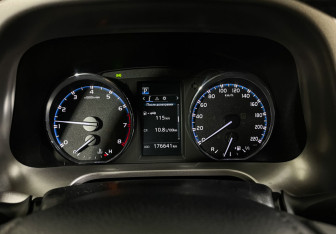 Подержанный автомобиль Toyota RAV4 2016 года (11 фото)