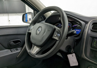Подержанный автомобиль Renault Sandero 2015 года (20 фото)