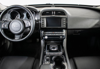Подержанный автомобиль Jaguar XE 2016 года (11 фото)